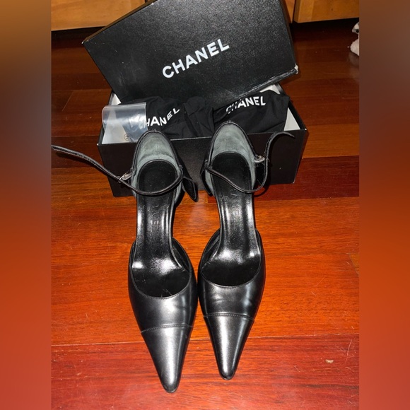 Chanel Vintage CC Black Leather Pumps - Picture 3 of 11